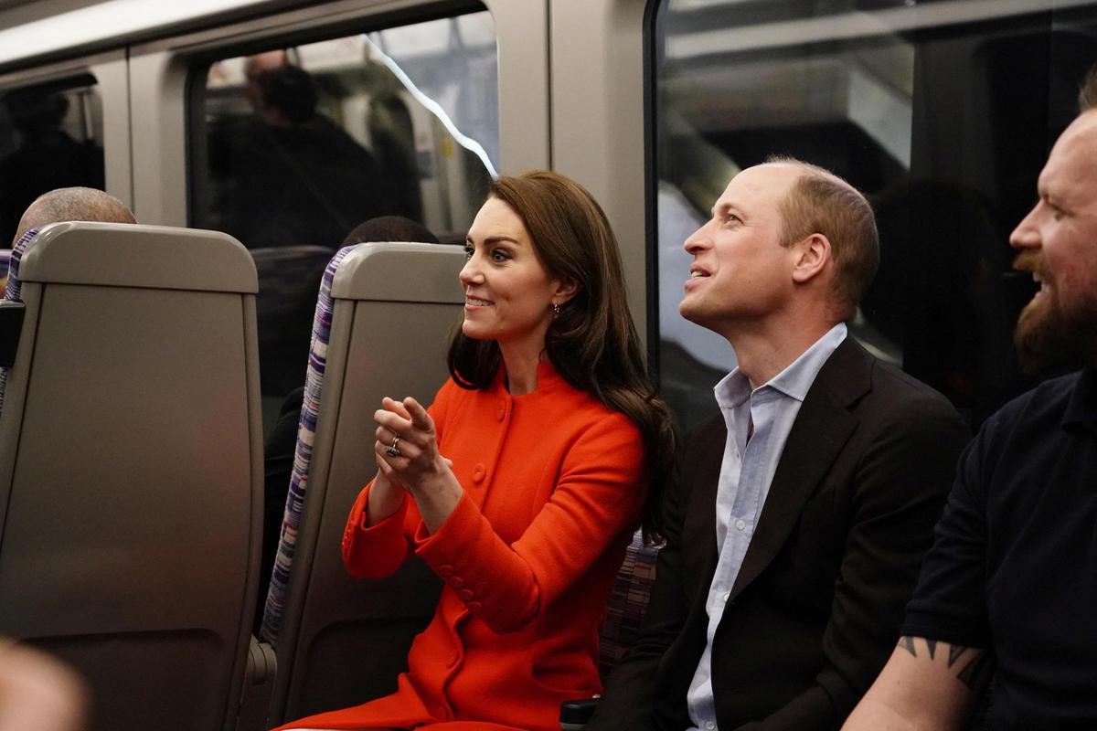 El príncipe Guillermo y Catalina Middleton, en el metro.
