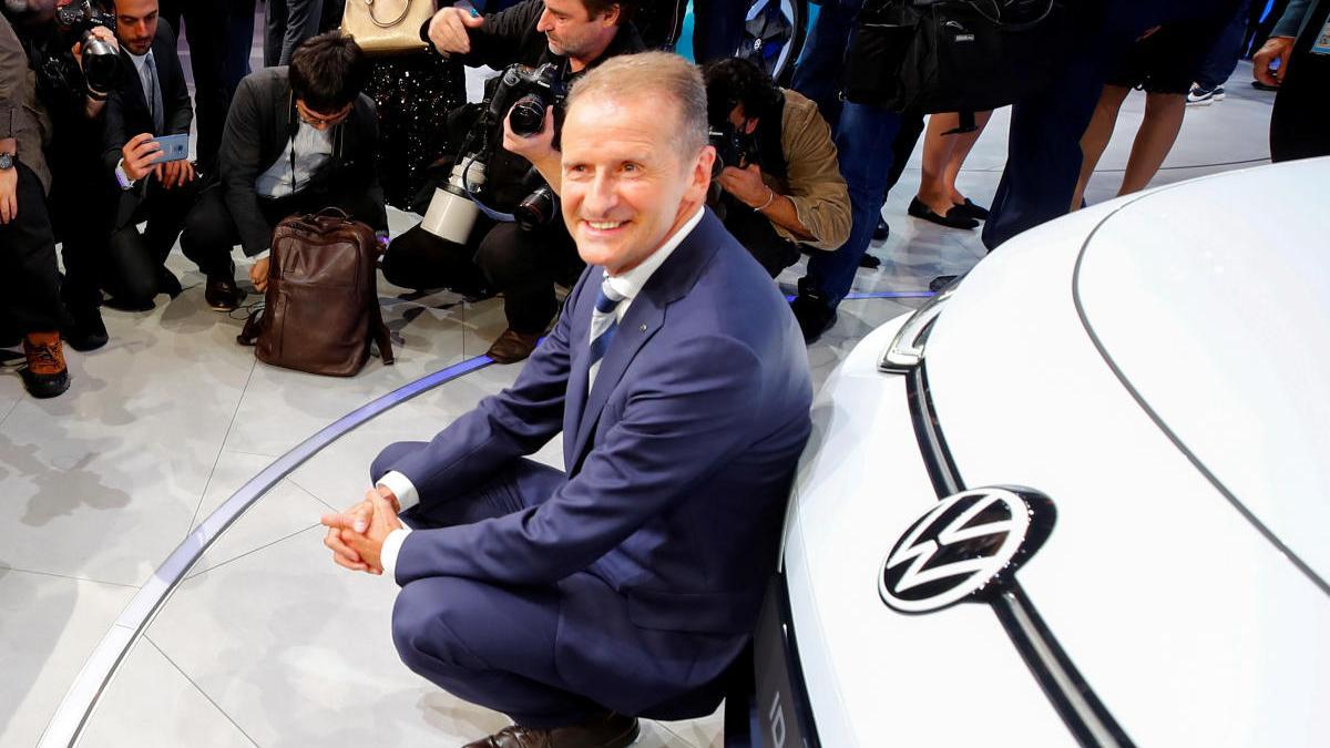 El CEO de Volkswagen posa con un modelo ID.3.