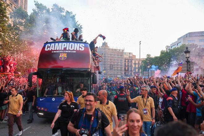 ¡De locos! Las mejores imágenes de una ciudad entregada al Barça