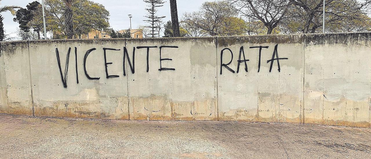 Una de las pintadas contra Moreno que se pudieron ver ayer en las inmediaciones de Son Moix.