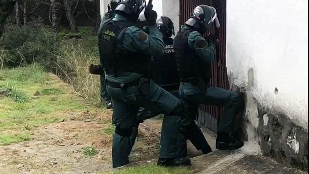 Agentes antes de entrar en el domicilio donde se localizó la plantación de marihuana.
