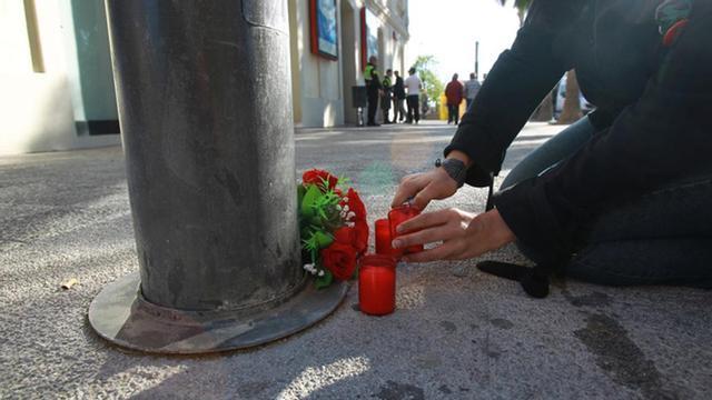 Flores en la estación de Castelldefels donde un joven agredió y causó la muerte a un vigilante de seguridad.