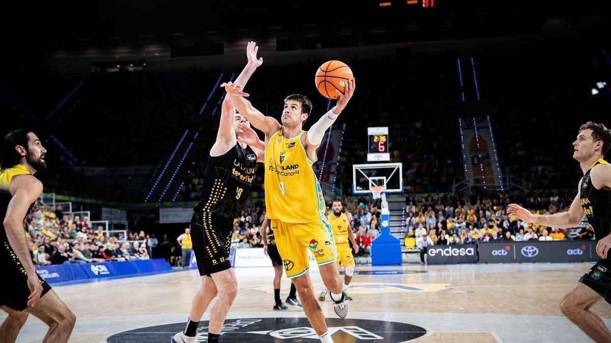 Nico Brussino trata de anotar ante la defensa de Shermadini entre uno de los partidos entre el Gran Canaria y el Canarias de la pasada campaña.