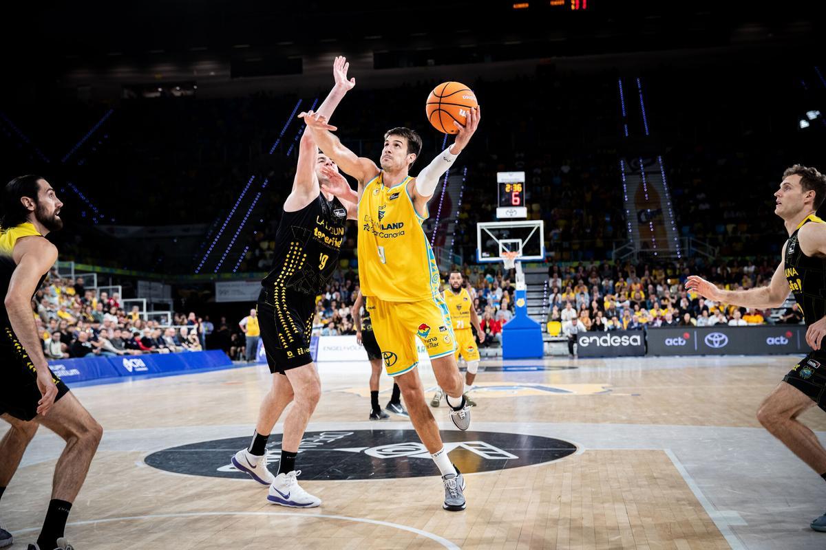 Nico Brussino trata de anotar ante la defensa de Shermadini entre uno de los partidos entre el Gran Canaria y el Canarias de la pasada campaña.