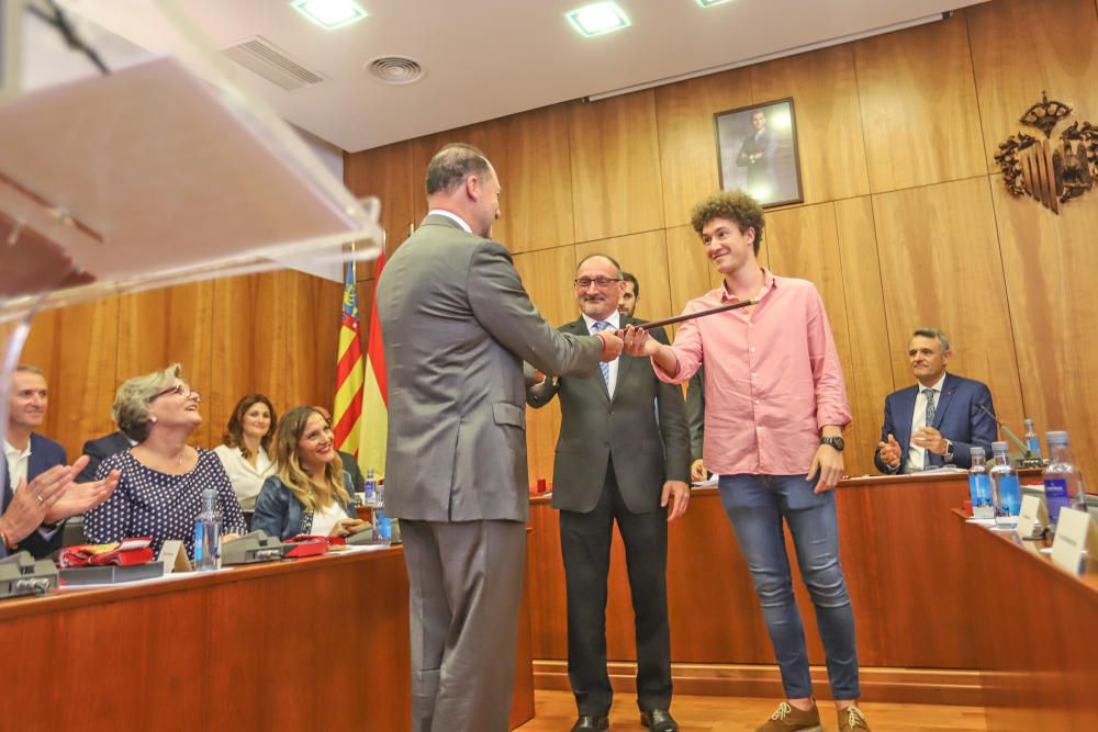 Imágenes del pleno de investidura de Emilio Bascuñana (PP) donde el protagonismo se lo llevó el crucifijo utilizado por un edil de Vox para jurar el cargo.