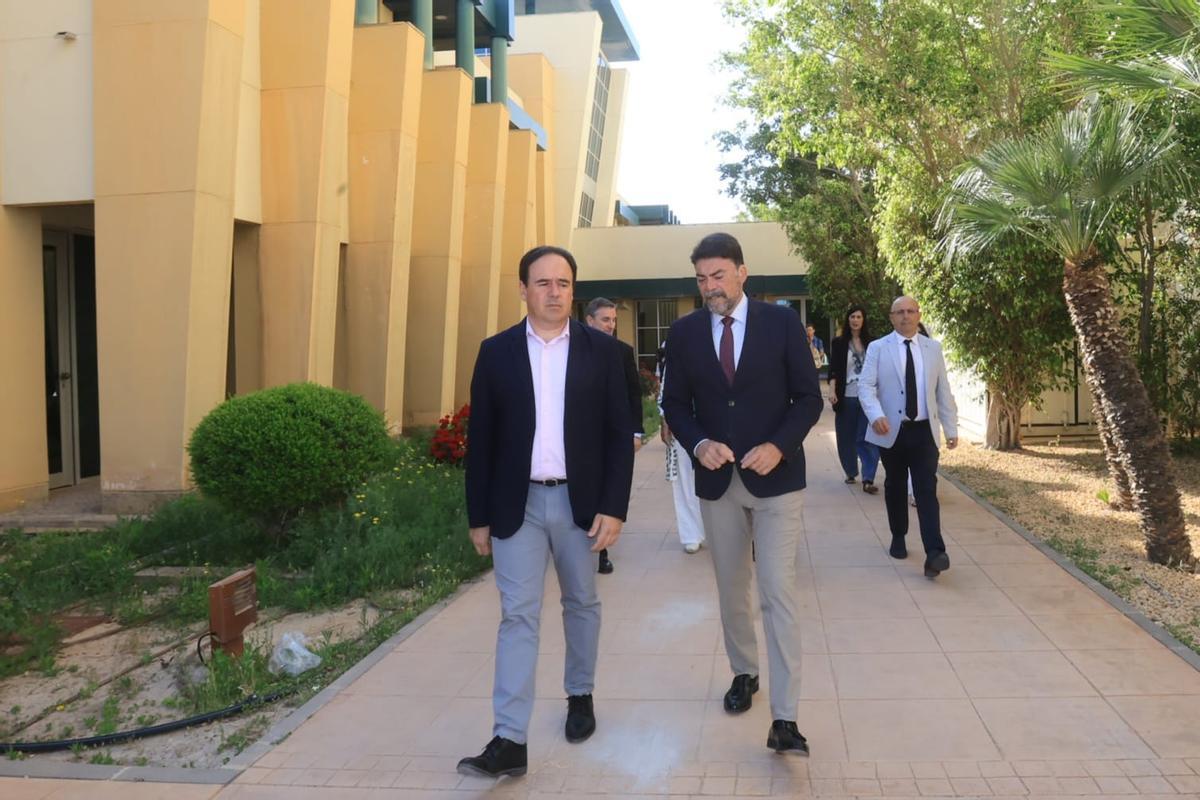 El presidente de la Generalitat, Juanfran Pérez Llorca, junto al alcalde de Alicante, Luis Barcala