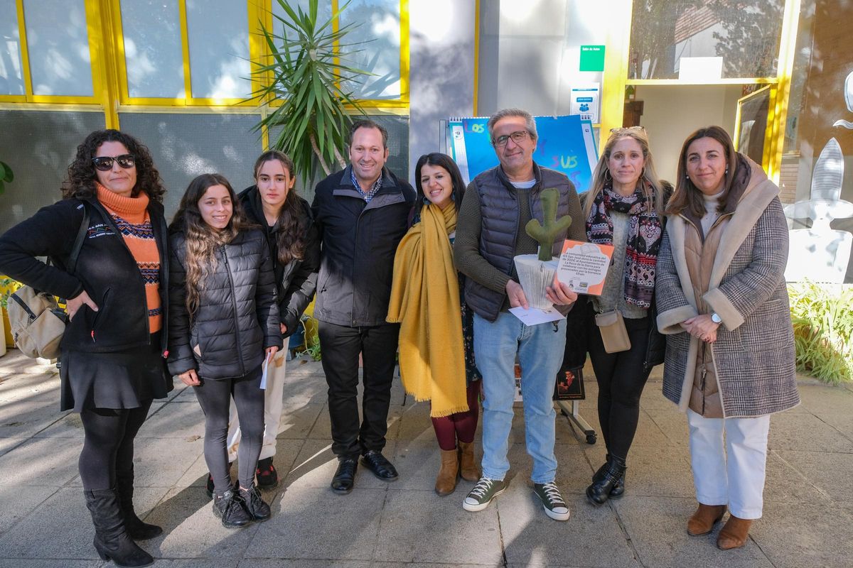 Los representantes del centro dan al alcalde el cheque y un detalle.