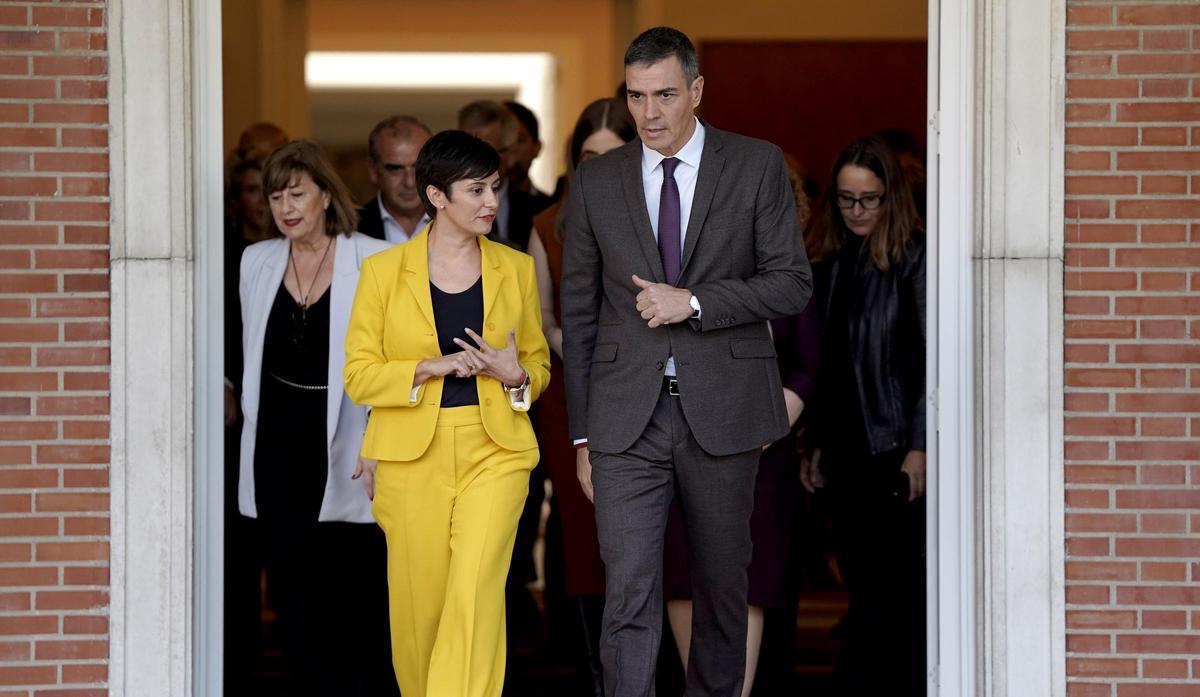 Isabel Rodríguez y Pedro Sánchez, el pasado 22 de octubre en el Palacio de La Moncloa, tras reunirse con organizaciones sociales y representantes del sector inmobiliario.