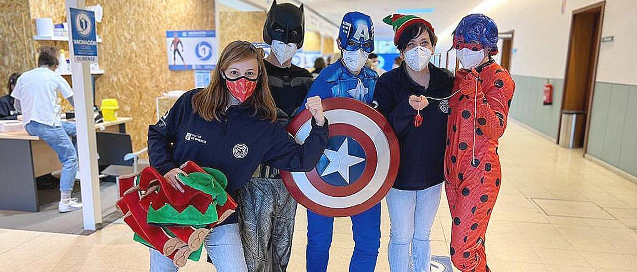 Los sanitarios recibieron a los niños vestidos de superhéroes.
