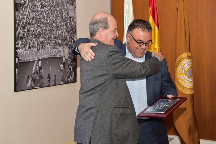 Entrega de una placa a Conrado Domínguez, en el ...