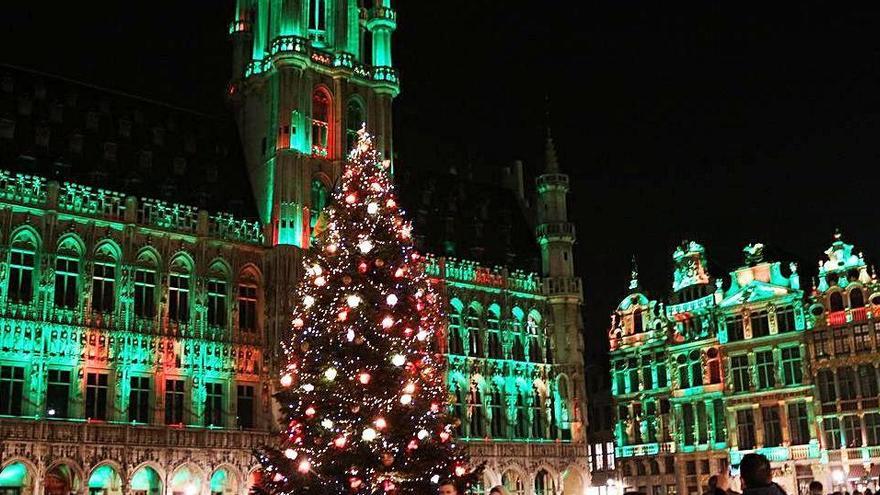 La Grand Place de Brussel·les il·luminada, ahir.