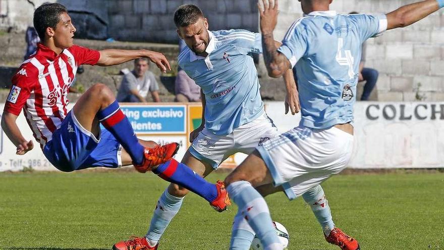 David Goldar, en el centro, trata de despejar un balón ante el Sporting Gijón B. // Marta G. Brea