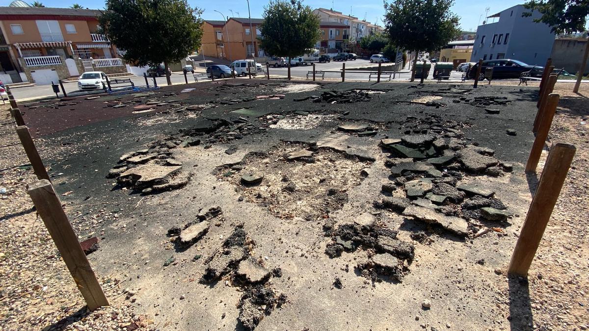 Restos del parque desmantelado en la plaza Juan Ramón Jiménez.