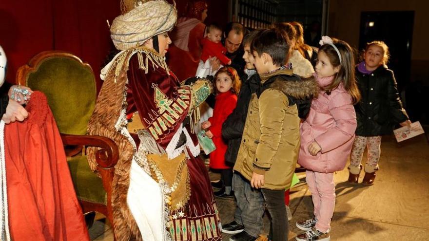 Castellón recibe al emisario real con la alegría de los más pequeños