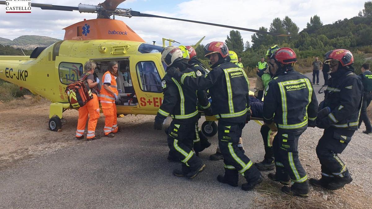 El hombre accidentado ha sido trasladado en helicóptero al hospital.