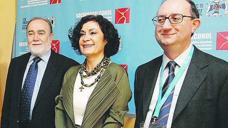 De izquierda a derecha, Julio Bobes (presidente de las Jornadas de Socidrogalcohol), Carmen Moya y Elisardo Becoña.