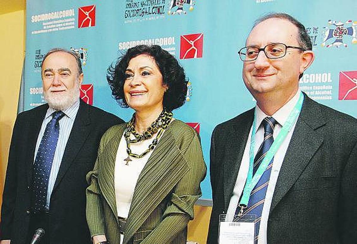 De izquierda a derecha, Julio Bobes (presidente de las Jornadas de Socidrogalcohol), Carmen Moya y Elisardo Becoña.