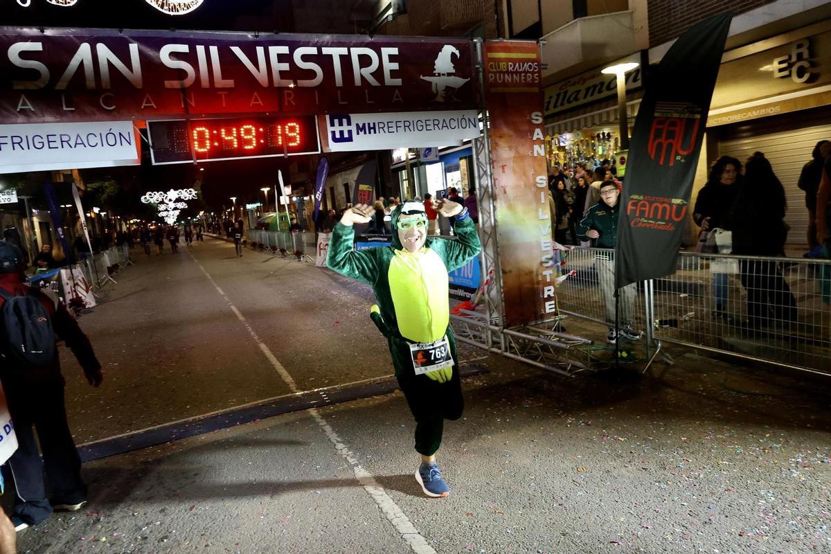 Un participante, entrando en meta disfrazado