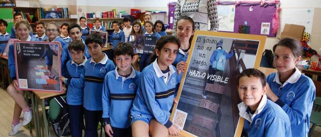 Algunos de los niños que participaron en el proyecto ganador del concurso, con la profesora Patricia Villalba y algunos de los carteles.