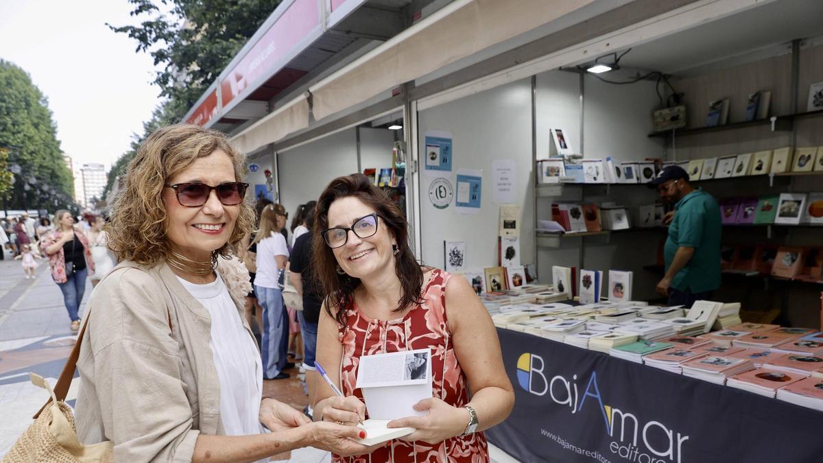 Lucía Rodríguez Olay, a la derecha, con una lectora.