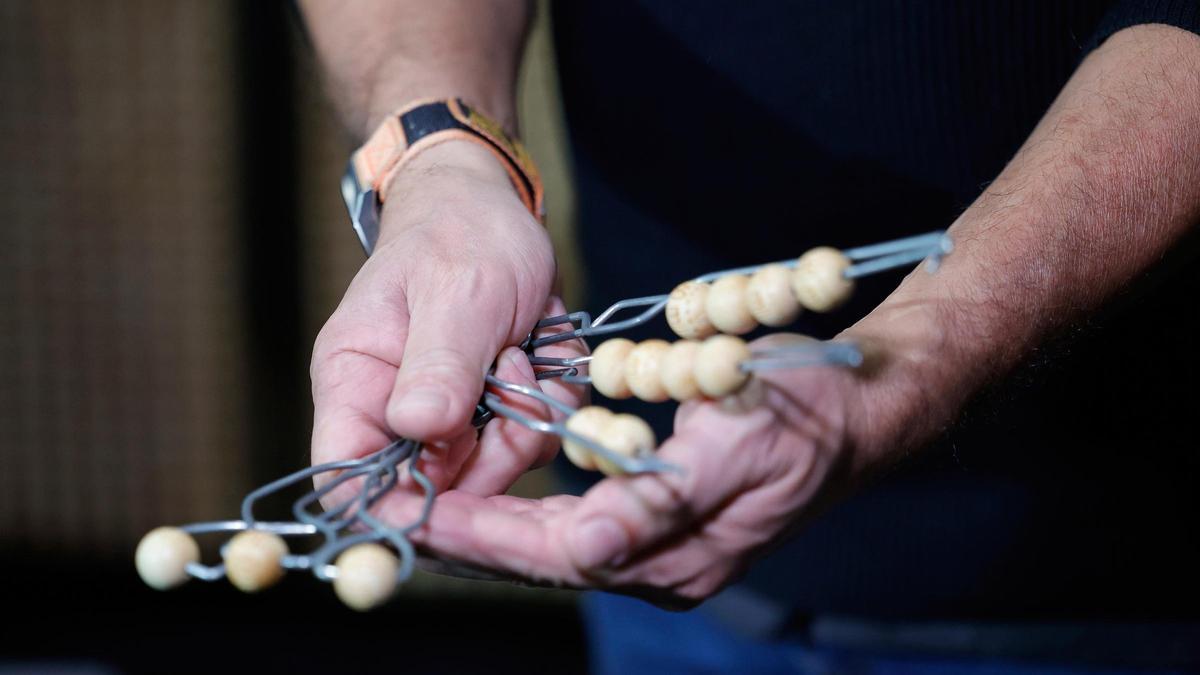 Trabajadores preparan los las bolas que van en los bombos de la lotería nacional.