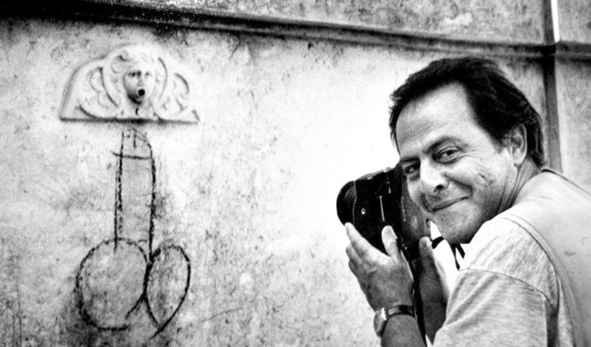 Miguel Font, fotógrafo de raza, en la Necrópolis de 
Cristóbal Colón, en La Habana, año 2007. | PEDRO COLL