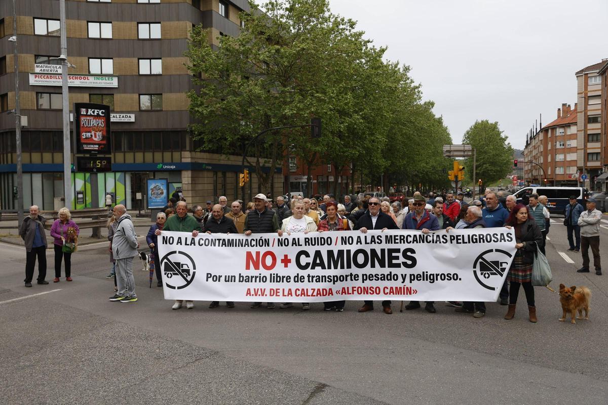 La protesta vecinal de La Calzada por los camiones en el barrio, en imágenes La protesta vecinal de La Calzada por los camiones en el barrio, en imágenes
