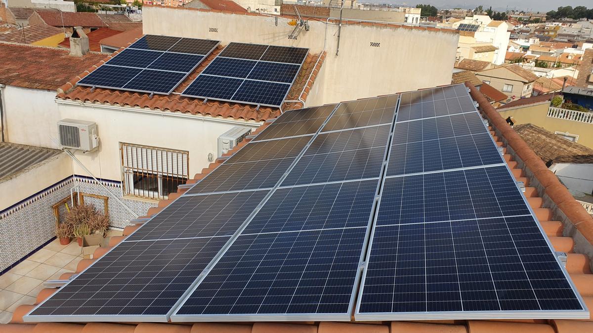 El autoconsumo consiste en generar y consumir tu propia energía sin desconectarte de la red eléctrica