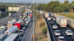 La AP-7 está cortada a su paso por Sant Cugat del Vallès  en dirección Tarragona por la retirada de un camión que se incendió este martes.