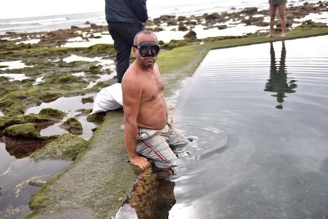 Rescatan a un chucho negro en las piscinas de La Laja