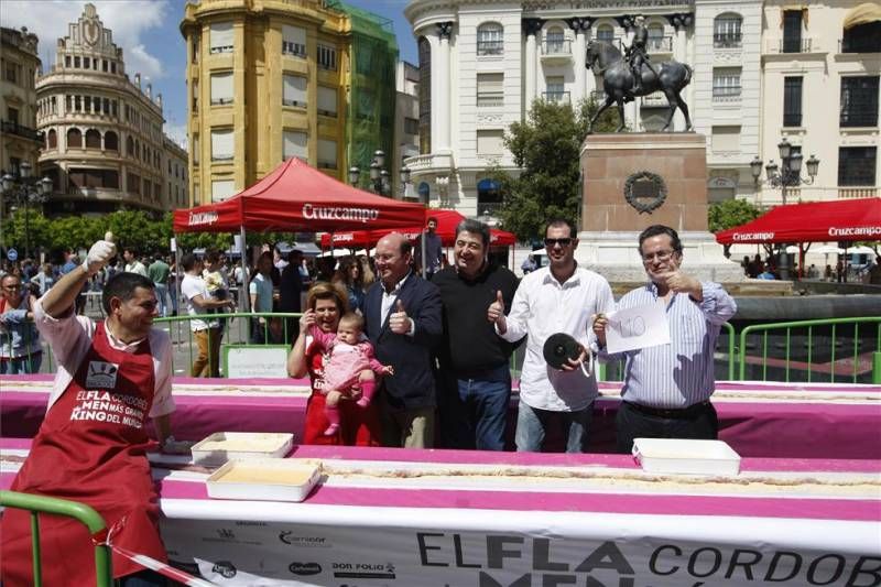 GALERÍA DE FOTOS / Flamenquín gigante en Las Tendillas