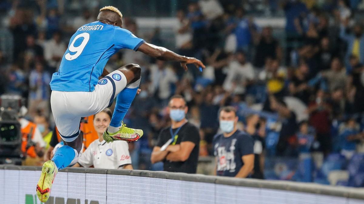 Victor Osimhen salta la valla publicitaria para celebrar un gol con la afición del Nápoles Victor Osimhen salta la valla publicitaria para celebrar un gol con la afición del Nápoles