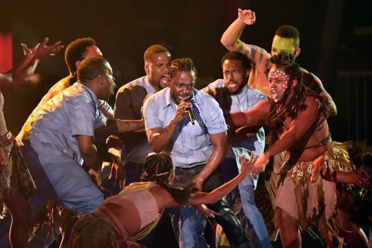 Kendrick Lamar, junto a sus bailarines en los Grammy 2016.