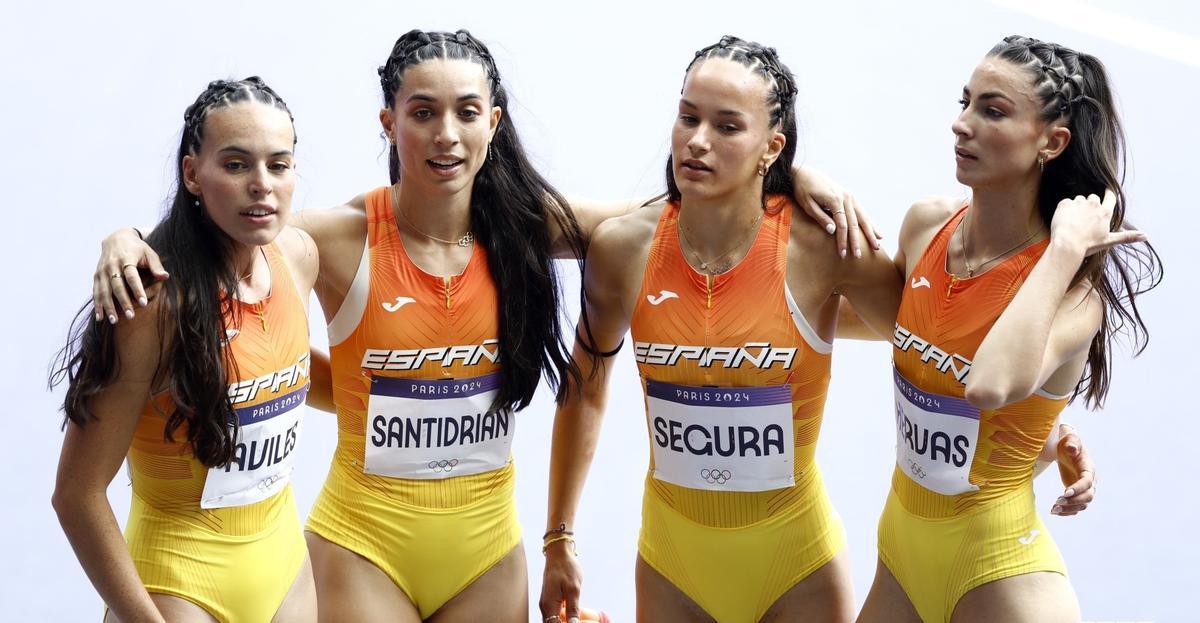 Carmen Avilés, primera izquierda, tras la carrera olímpica en el 4x400.
