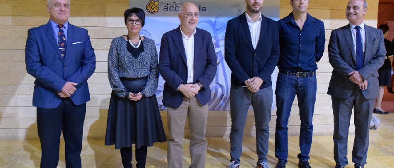 Los premiados, junto a Antonio Morales y Elena Máñez, ayer en Infecar.