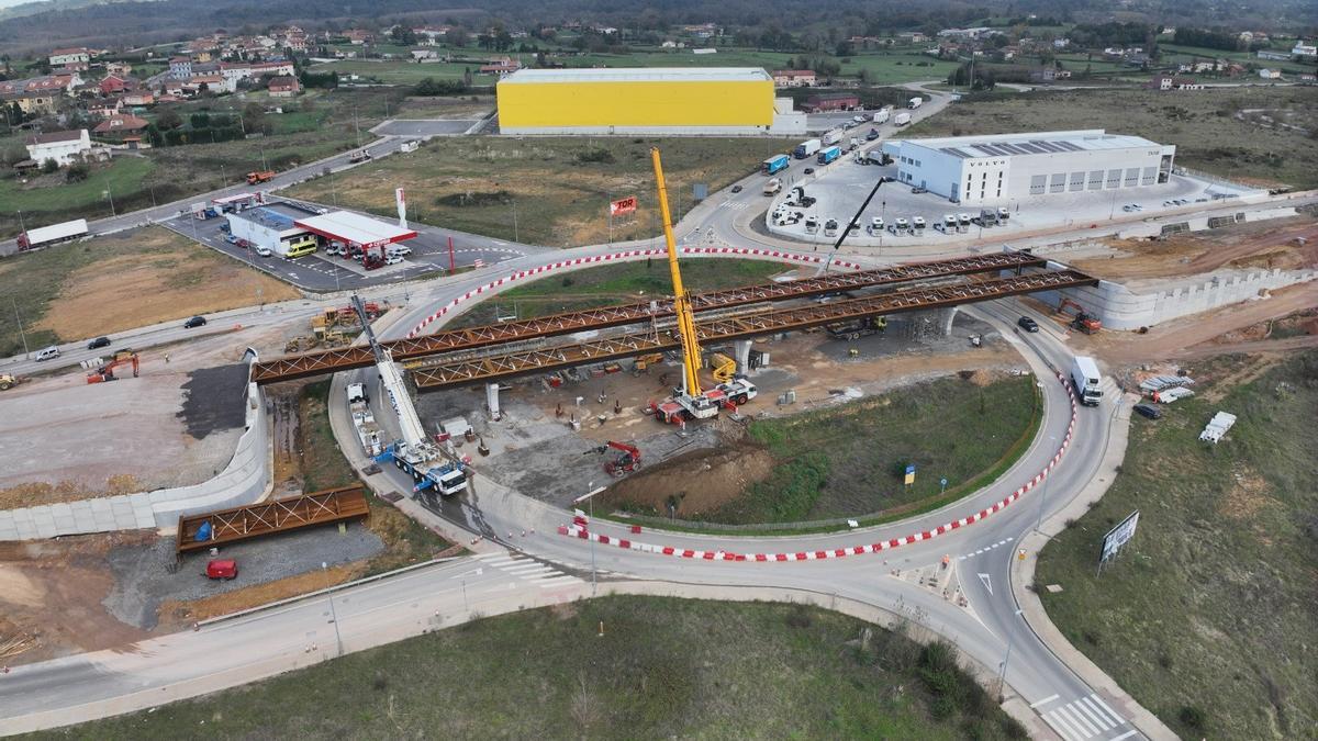 Vista de la obra de la llamada autovía de Bobes, a su paso por la primera fase del polígono,