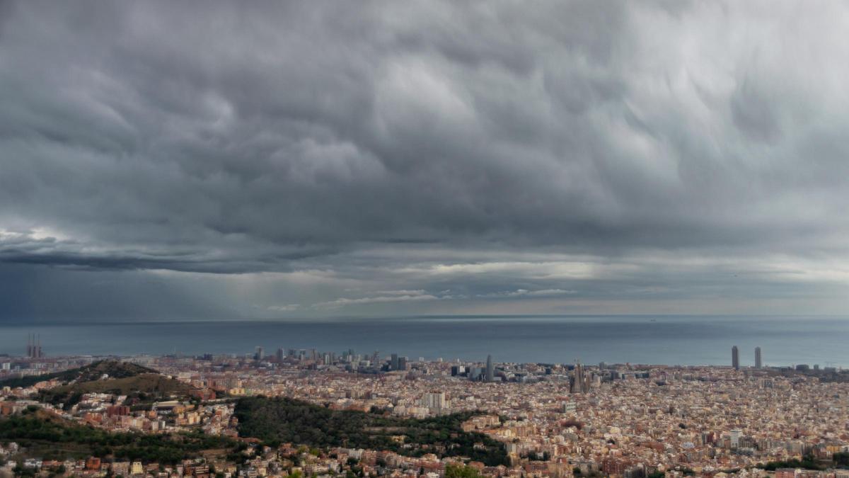 Mañana con cielo amenazador en Barcelona, el 10 de febrero del 2024. Poca lluvia llegaba al suelo, mientra se veía la cortina de lluvia más intensa en la zona del Maresme y mar adentro hacia el noreste