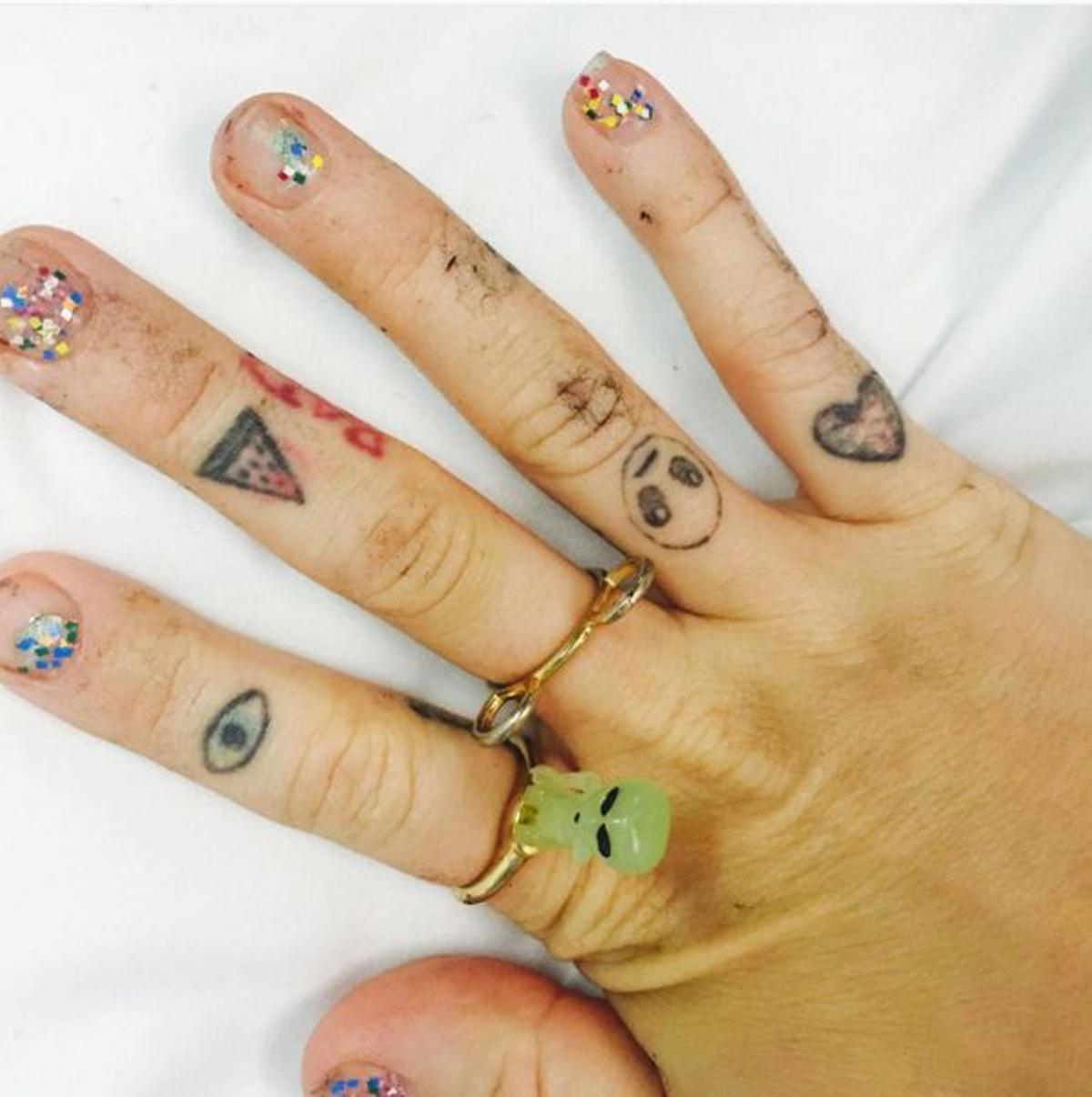 Alien, pizza, corazón... Los tatuajes de Miley Cyrus en una mano