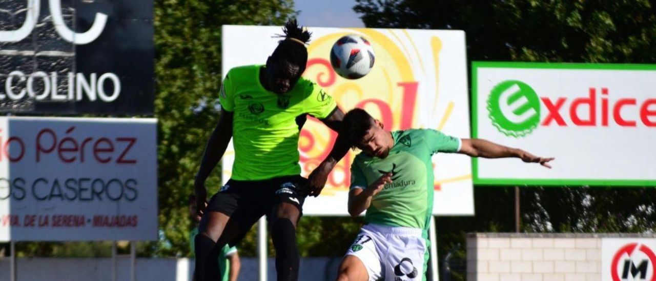 Mario González disputa un balón ante Romaric, del Leganés B.