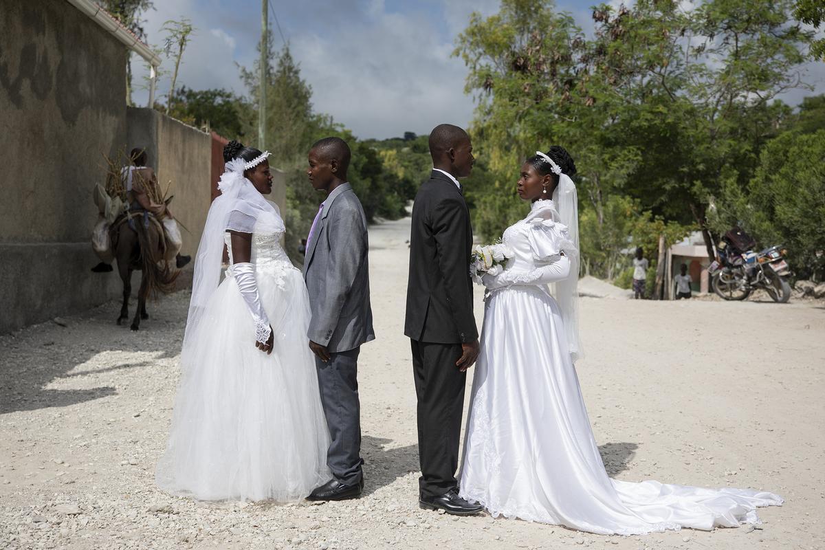 Algunas escuelas religiosas solicitan el certificado de matrimonio de los padres antes de inscribir a los alumnos. Reportaje sobre las bodas en Haití.