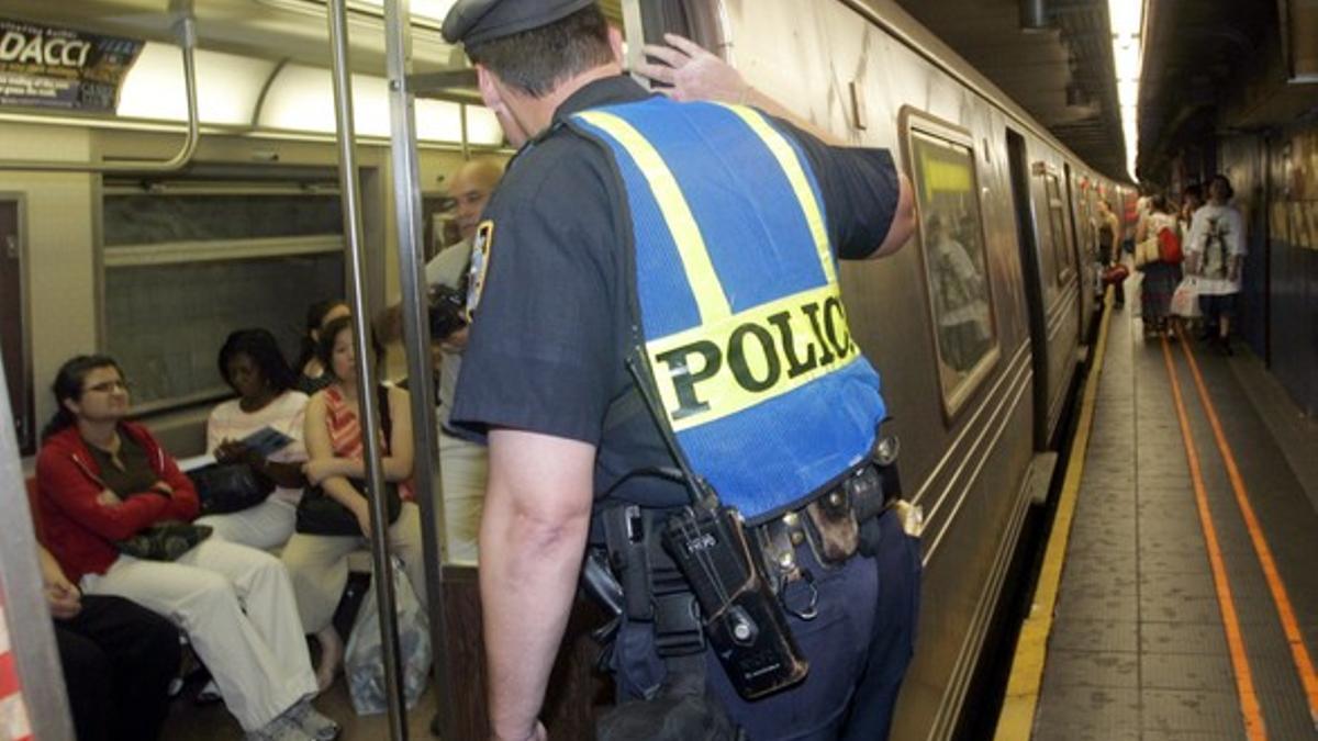Un policía inspecciona un vagón del metro de Nueva York.