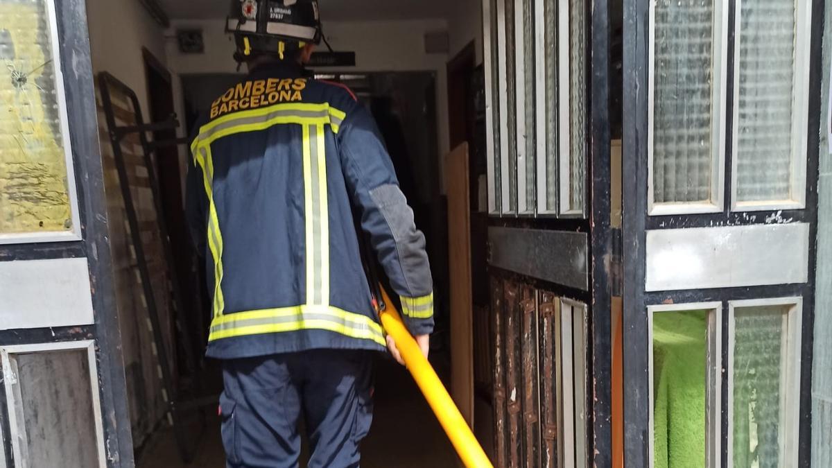 Un bombero accediendo con un puntal en la escalera del Besòs afectado por la aluminosis.