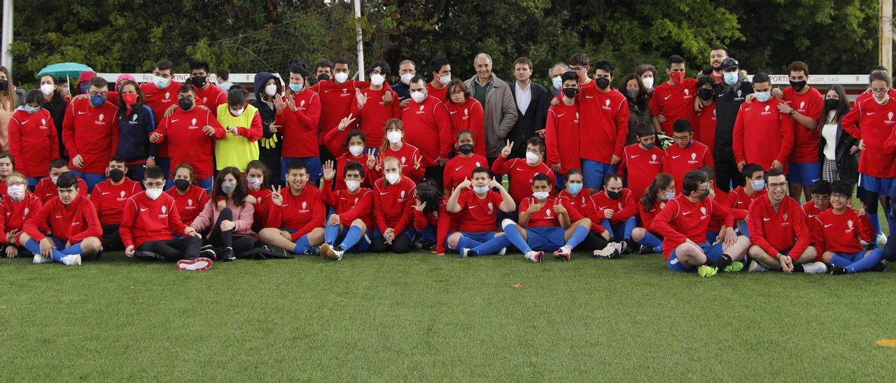 Los jugadores del Sporting Genuine junto a los alumnos de los seis centros asturianos de Educación Especial, en Mareo.