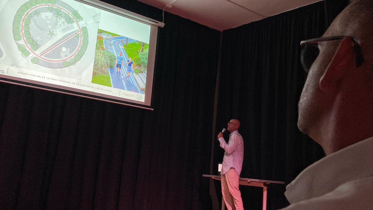 El arquitecto Roberto Bazán explica el proyecto de la rotonda del Muñeco de Nieve en presencia de Rivero.