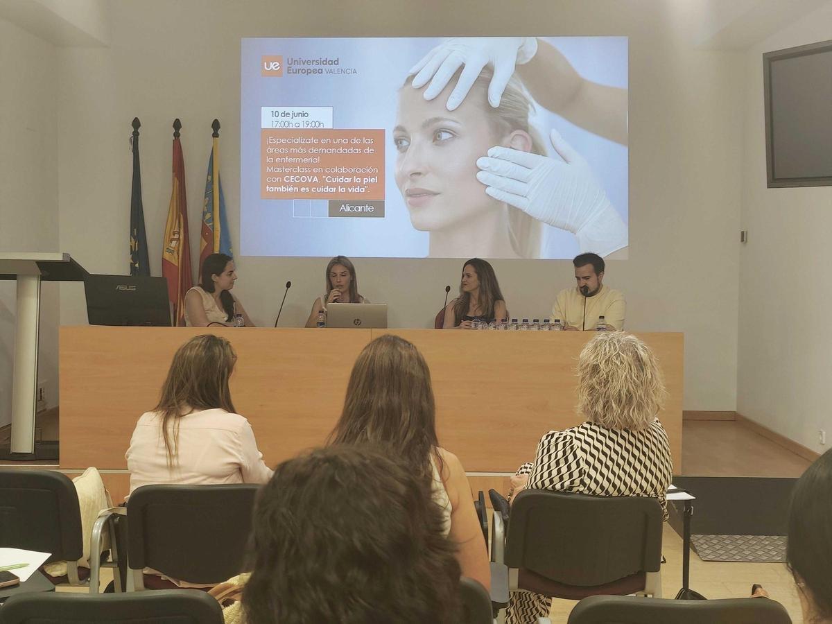 Asistentes a la sesión del Colegio de Enfermería sobre cuidado de la piel
