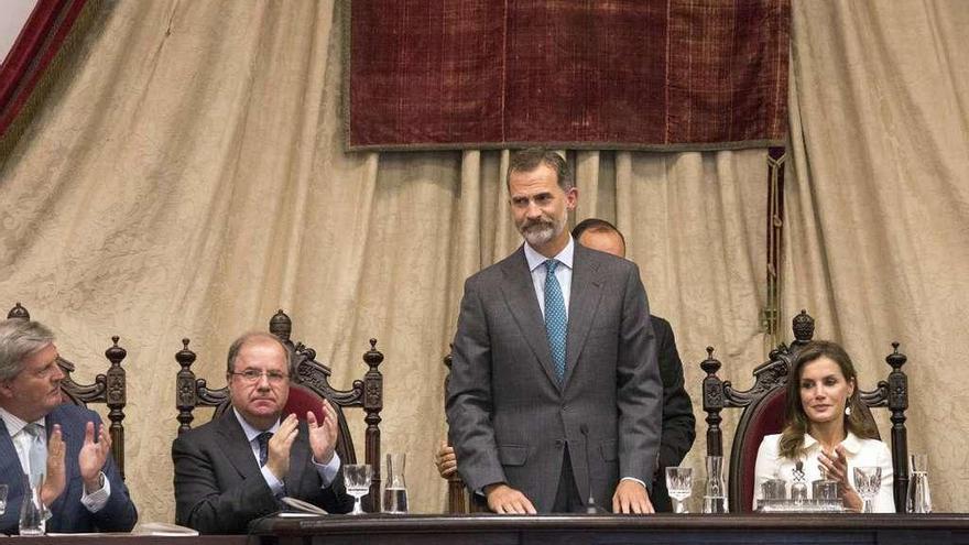 Momento de la intervención de Herrera, izquierda, durante el acto, presidido por los reyes.