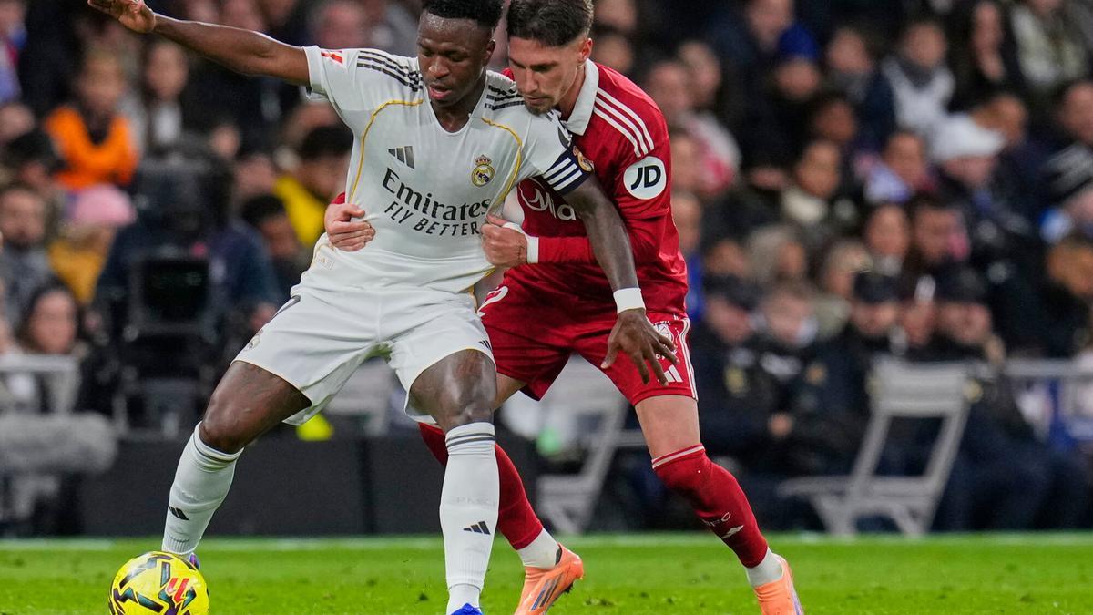 Vinicius, pugnando con José Ángel Carmona