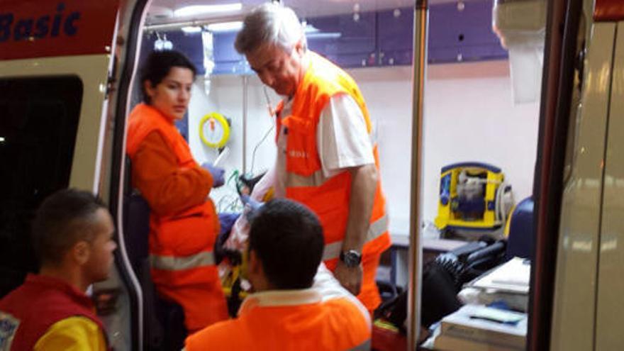 La ambulancia atiende a los heridos.