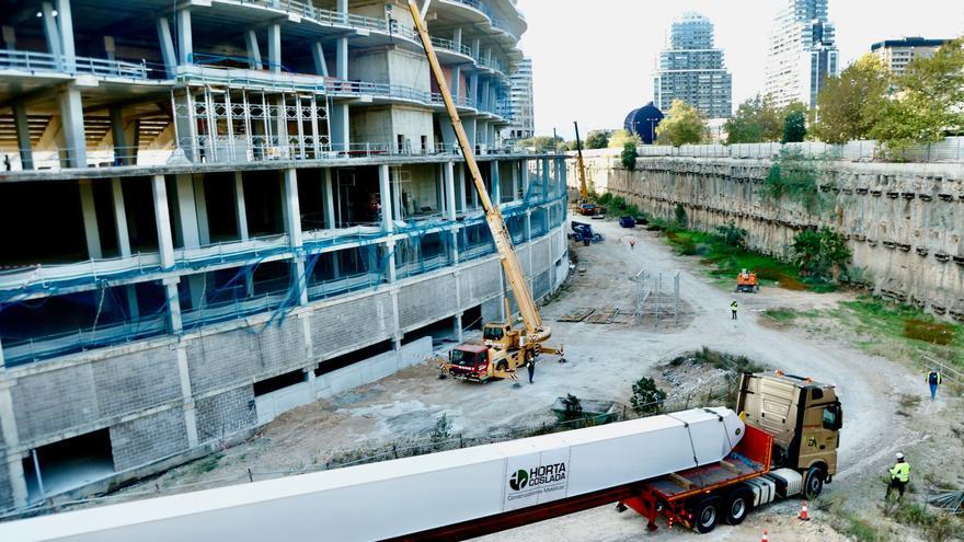 Los operarios comienzan a trabajar con las vigas del Nou Mestalla
