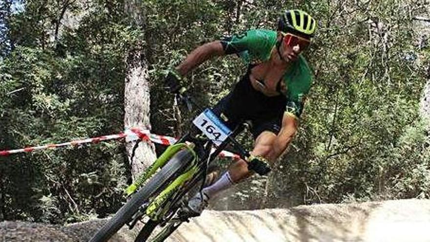 Sobre estas líneas, el ibicenco Enrique Morcillo, flamante campeón de Balears 2019 de ciclismo BTT. Abajo, dos momentos de la prueba.